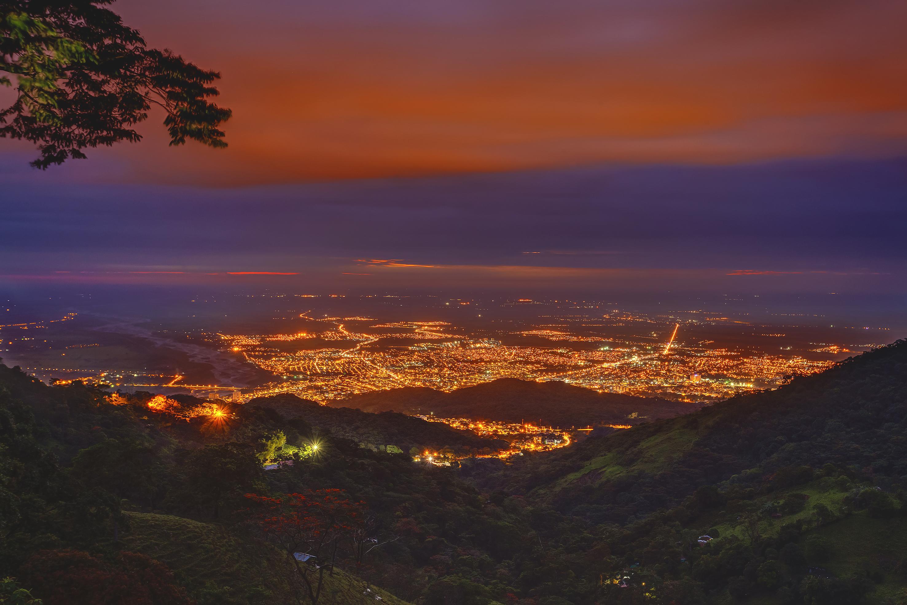 Estelar Villavicencio Hotel & Centro De Convenciones Εξωτερικό φωτογραφία View of the city at night