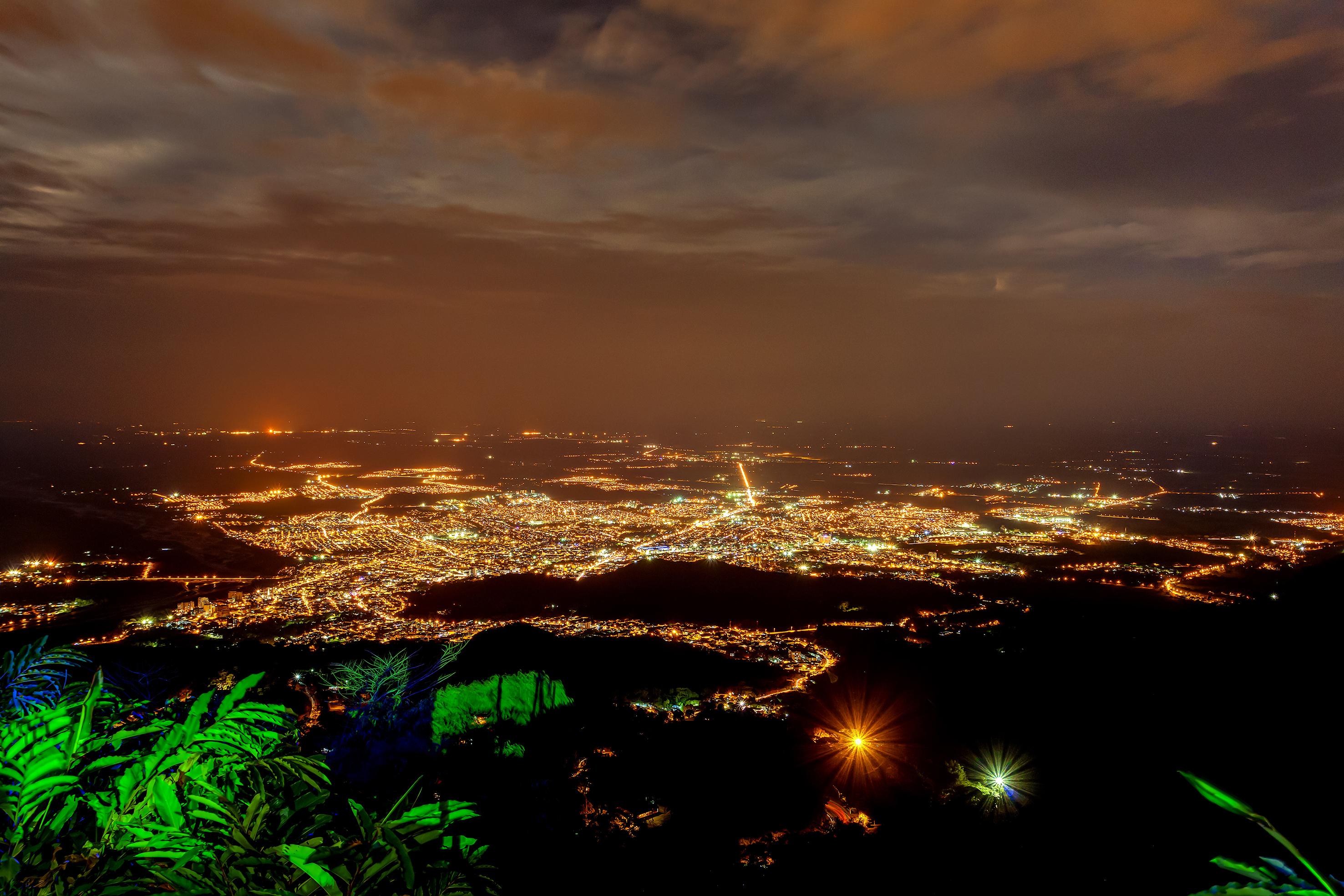 Estelar Villavicencio Hotel & Centro De Convenciones Εξωτερικό φωτογραφία View of the city at night