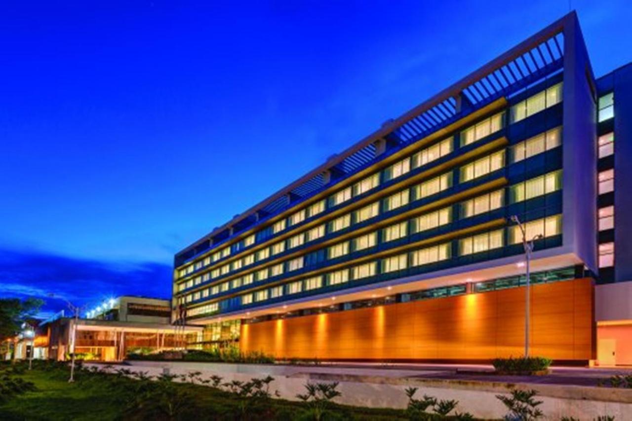 Estelar Villavicencio Hotel & Centro De Convenciones Εξωτερικό φωτογραφία The hotel at night